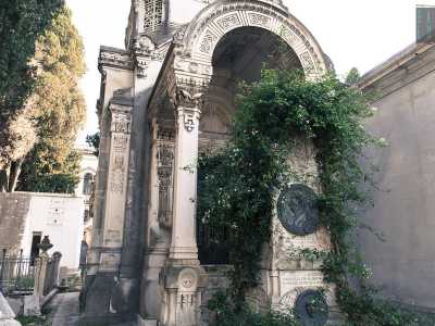 L�elegante cappella riccamente decorata in stile liberty della famiglia De Nicol�, realizzata da Giuseppe Favia nel 1902